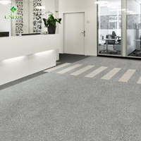 Dalles de moquette commerciales en nylon Iris60300 25x100cm, revêtement de sol modulaire à boucles multi-niveaux pour bureaux, hôtels, halls d'entrée, fournisseur OEM, classe B1