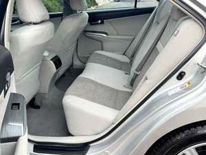 2013 Toyota Camry Hybrid XLE FWDi Asientos de cuero automáticos a gasolina usados Dirección de mano izquierda Neumáticos R17 Aluminio trasero - Product Image 5