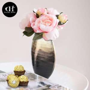 แจกันโลหะที่มีงานศิลปะแกะสลักด้วยมือและเสน่ห์วินเทจขัดเงาสีทองสำหรับใช้ในร่ม - Product Image 5