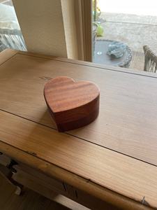 Boîte-cadeau de mariage en bois de teck en forme de coeur vente chaude cadeaux et artisanat boîtes en bois signes muraux fabriqués en inde - Product Image 2