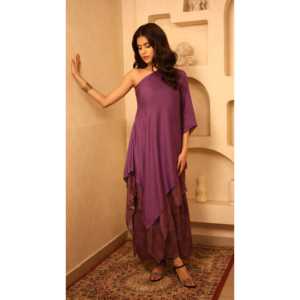 Conjunto coordinado de un solo hombro en color violeta Stardust, tela satinada - Product Image 3