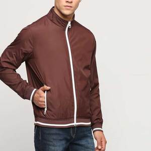 Chaqueta Bomber Casual 2026 con Interior Suave, Capa Exterior Resistente al Agua y Bolsillos con Cremallera Segura para Atuendos Diarios - Product Image 4