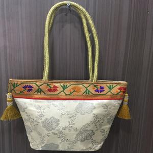 Bolso de seda de arte bordado Mos Selling, ligero y espacioso para uso diario y festivo de exportador indio - Product Image 2