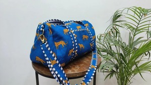 Bolsa de lona de algodón acolchada con estampado de guepardo azul amarillo cinturón largo desmontable duradero de lujo deportivo Weekender - Product Image 4