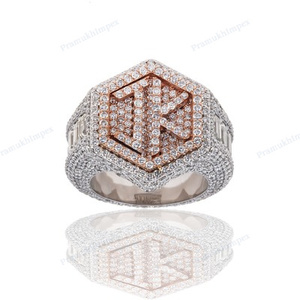 Anillo de diamante con inicial hexagonal personalizado chapado en oro rosa Tono de remolque redondo y corte Baguette diamante estilo Hip Hop anillo joyería de moda - Product Image 1