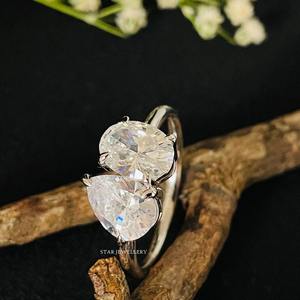 Anillo de Compromiso Toi Et Moi de Oro Sólido de 14K con Diamante Moissanita Cristiano de Corte Ovalado - Product Image 3