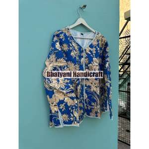 เสื้อแจ็คเก็ตผ้าควิลท์แบบกลับด้านได้ ทำมือจากอินเดีย สำหรับทั้งชายและหญิง ดีไซน์ทันสมัย ผ้าฝ้ายแท้ สำหรับฤดูหนาว ตกแต่งขอบด้วยแถบสี  ลายดอกไม้สีน้ำเงิน - Product Image 3