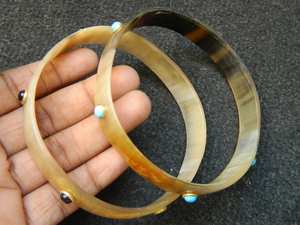 กำไลข้อมือทำมือจากเขาสัตว์ธรรมชาติ เป็นมิตรกับสิ่งแวดล้อม ประดับด้วยหินทองเหลืองลายจุด สไตล์มินิมอล เครื่องประดับชาติพันธุ์สำหรับผู้หญิง - Product Image 3