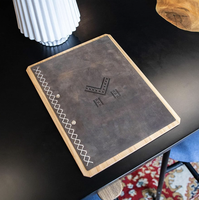 Porte-menu en bois moderne sur mesure – Gravé, étanche et écologique, avec couverture en bois personnalisée et reliure en cuir gris
