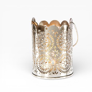 Bougeoirs en métal argenté hauts avec motif géométrique moderne à découpe croisée pour décoration contemporaine - Product Image 6