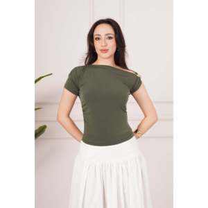 Blusa de Mujer LUSTRIN Color Caqui con Cuello de Lazo, Elegante Top de Poliéster y Elastano con Detalle en el Hombro para Oficina y Uso Diario - Product Image 3