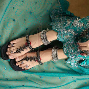 Chaussures Kolhapuri pour femmes les plus vendues, durables, antidérapantes, de haute qualité, semelle extérieure en cuir naturel, dessus en velours, personnalisables - Product Image 6