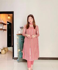 Vêtements brodés décontractés avec un design de vêtement cousu élégant, parfaits pour les femmes à la recherche d'une mode élégante et moderne et modeste - Product Image 1