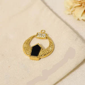 Pendentif vintage fantaisie en forme de pierre d'onyx noir en laiton de 8 mm pour prix de gros et MANGALMAY CORPORATION - Product Image 1