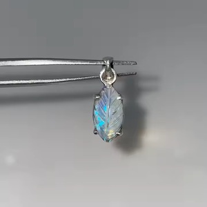 จี้โอปอลธรรมชาติทำด้วยมือไฟสีฟ้าโอปอลเอธิโอเปียนแกะสลักสไตล์วินเทจ925เงินสเตอร์ลิงของขวัญครบรอบทองเหลือง - Product Image 1