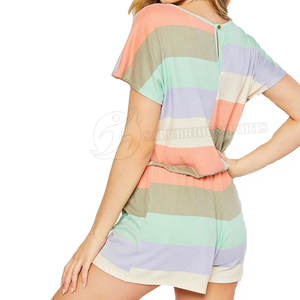 Conjunto de dos piezas de verano XL personalizado de alta calidad para mujer, Camiseta con cuello redondo, pantalones cortos de chándal hasta la rodilla con logotipo de decoración de patrón sólido - Product Image 5