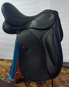 Silla de Montar para Caballo de Doma Sintética de Primera Calidad, Fabricada con Estructura de Plástico y Rodillera Desmontable - Product Image 6