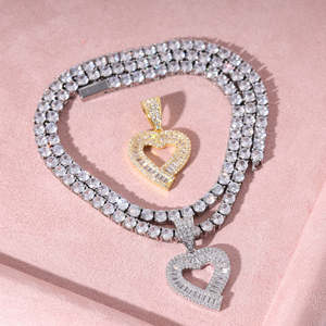 Collar con colgante de cadena de cuerda para mujer con diseño de joyería con Cruz de eslabones cubanos texturizados - Product Image 3