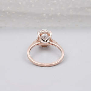 Bague de fiançailles en or rose certifiée IGI avec diamants ovales et pavés, alliances en diamants - Product Image 4