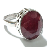 Bague de déclaration de luxe faite à la main en argent sterling 925 avec rubis naturel, sertie en collet, forme ovale facettée, pour femme