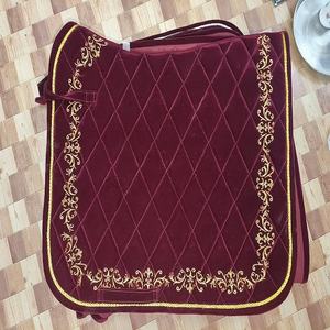 Tapis de selle équestre doux en velours personnalisé pour chevaux Tapis de selle de style occidental Tapis de selle de cheval de saut stable - Product Image 1