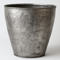 Jardinière décorative en métal brillant poli de luxe parfaitement conçue pour les élégants affichages de décoration d'intérieur de style de jardin saisonnier