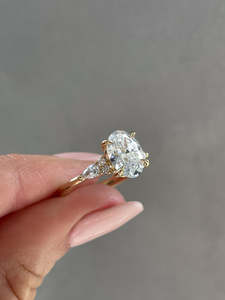 Trilogía ovalada de oro blanco sólido de 14 quilates de diseño lujoso con diamantes redondos y de laboratorio de pera Anillos De Compromiso tachonados para ella al por mayor - Product Image 5