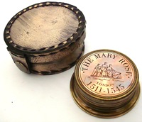 Boussole solaire vintage en laiton avec étui en cuir - Mary Rose 1511-1545 gravée, objet de collection nautique et cadeau, pointeur extérieur durable