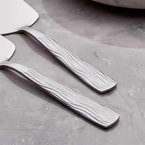 Servidor de pastel con acabado plateado moderno con mango de diseño de revestimiento Ideal para recepciones, fiestas y reuniones en casa o uso de catering - Product Image 2