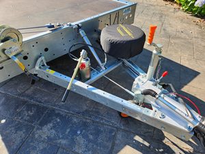 Semi-remorque à plateau en acier à 3 essieux d'occasion en bon état avec une capacité de charge supérieure à 30 000 kg pour le transport de marchandises et utilitaire - Vente directe usine - Product Image 3