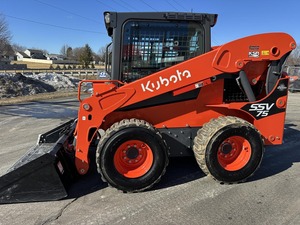 Chargeuse compacte sur pneus Kubota SSV75 d'occasion, modèle 2020, capacité de charge nominale de 9 tonnes, pompe hydraulique TCM, 2 vitesses - Product Image 5