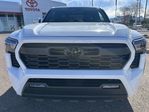 Toyota Tacoma TRD Off-Road 2024 Usada en Perfectas Condiciones, Doble Cabina, 4x4, Transmisión Manual de 6 Velocidades, Motor Turbo de 4 Cilindros - Product Image 2