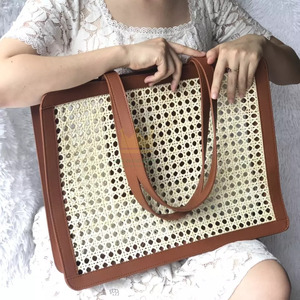 Correa de caña de mimbre para mujer, con cuero auténtico bolso de mano de verano, moda de moda, de Vietnam - Product Image 1
