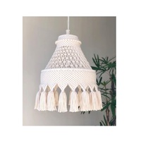 Auvent en macramé artisanal pour étagères murales et présentoirs modernes vintage d'élégance bohème pour les occasions d'anniversaire