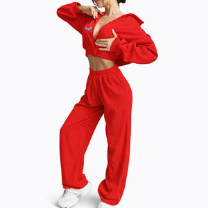Ensemble de survêtement athleisure deux pièces pour femme, personnalisé, rouge, avec haut court zippé et pantalon large, tenue décontractée streetwear et de détente - Product Image 1