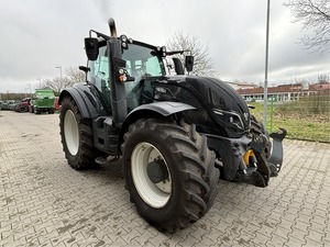 Compre un Tractor Agrícola Valtra 4x4 con Ruedas Negras de Alta Productividad - Product Image 2