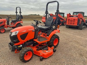 Tracteur Kubota BX2380, moteur diesel 23 CV, transmission hydrostatique, pneus industriels R4, tondeuse de finition Kubota 60 pouces à fixation par goupilles, montage central. - Product Image 1