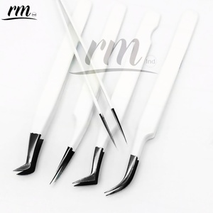 Pinzas para Pestañas RMI de Alta Calidad, Acero Inoxidable, Punta de Plasma Negra y Recubrimiento en Polvo Blanco, Agarre Plano - Product Image 4