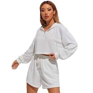 Ensemble de survêtement décontracté ajusté pour femmes, couleur unie, sweat à capuche et short, tenue deux pièces, vente en gros, logo personnalisé, ensemble court - Product Image 1