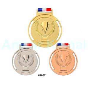 Gagnant d'un Trophée d'Or Métal Première Place avec Rubans de Cou Prix Cadeau pour Match Sports Compétition Équipes Adulte - Product Image 1