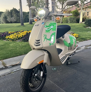 COMO NUEVO - LISTO PARA CONDUCIR - VESPAASS 946 DRAGONNSS 2024 CON 8 MILAS - Product Image 1