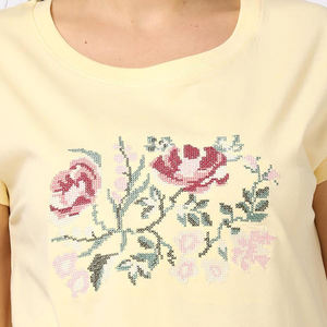 Camiseta de Mujer de Moda, Fabricada a Medida, con Bordado Desgastado, Color Sólido - Product Image 5