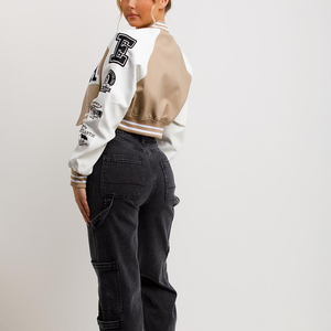 Chaqueta universitaria de béisbol para mujer, a la moda, en color beige y blanco, con mangas de PU, parches de letras y estilo bomber corto. - Product Image 6