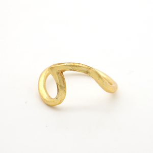 Bague minimaliste en laiton plaqué or 18 carats, motif vague abstrait, géométrique, vente en gros pour femmes - Product Image 1