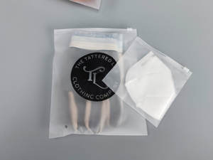 Vente en gros de sacs en poly réutilisables givrés/transparents imprimés par gravure avec fermeture à glissière matériaux recyclés de différentes tailles - Product Image 2