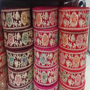 Lacets floraux brodés sur mesure avec paillettes et miroirs, idéaux pour les créateurs de vêtements à revendre - Product Image 4