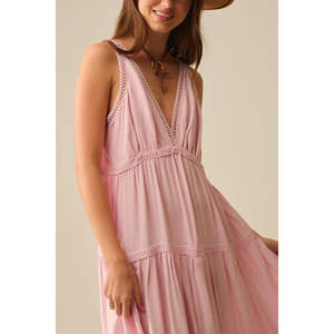 Vestido Maxi Estilo Boho Rosa con Detalles de Encaje, Cuello en V sin Mangas y Cintura Impero - Product Image 5