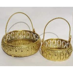 Panier-cadeau traditionnel en métal doré avec motif végétal - Product Image 3
