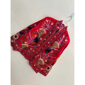 Veste en velours réversible Anaar Bloom, rouge cramoisi avec motifs floraux sauge et sable, manteaux automne-hiver, style universitaire, broderie Suzani - Product Image 3