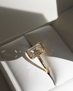 แหวนหมั้นเพชรทรงมรกต 3 กะรัต ผลิตในห้องปฏิบัติการ ตัวเรือนทอง 14K แบบครึ่งกรอบ พร้อมใบรับรอง - Product Image 5